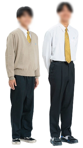 熊本マリスト学園の男子制服。ベージュのセーターまたは白の長袖シャツに黄色のネクタイとスラックスを合わせた合服スタイル
