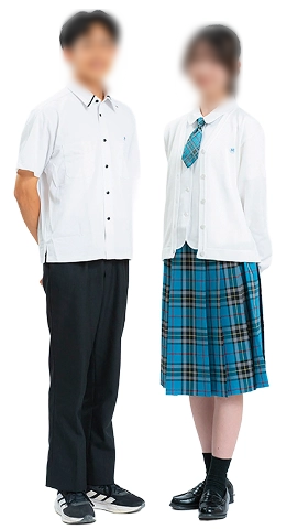 熊本マリスト学園の夏服。男子は白の半袖シャツに黒スラックス、女子は白ブラウスとカーディガンに水色チェックのスカート