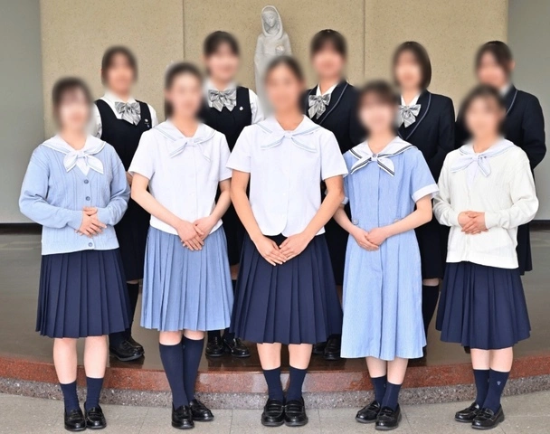 京都聖母学院高等学校の制服のバリエーション。夏服のセーラー襟ブラウスや水色カーディガン、冬服のブレザー・ジャンパースカートを着た女子生徒たち