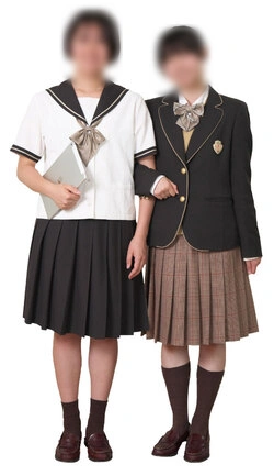 長崎女子商業高等学校の夏服（セーラー服）と冬服（ブレザー）の制服
