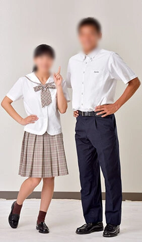 龍谷高校（佐賀）の夏服ファースト。女子はセーラー型半袖ブラウスにチェックリボンとチェックスカート、男子は半袖シャツに紺スラックス