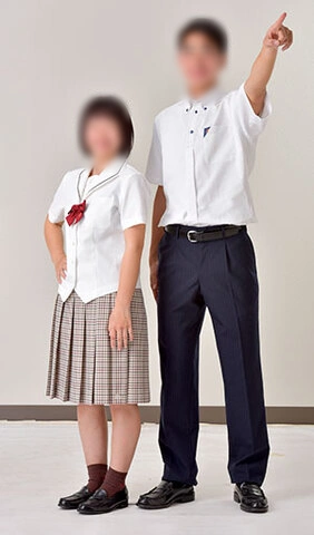 龍谷高校（佐賀）の夏服セカンド。女子は半袖ブラウスに赤リボンとチェックスカート、男子は半袖シャツにストライプのスラックス
