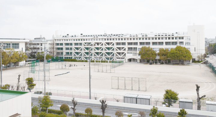 至学館高等学校の校舎とグラウンド外観（愛知県名古屋市東区大幸南）