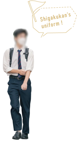志學館の男子制服の夏服を着た生徒。白シャツにネクタイ、紺のスラックスの通学スタイル