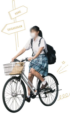 志學館の女子制服の夏服で自転車通学する生徒。白シャツにチェック柄の夏服スカート