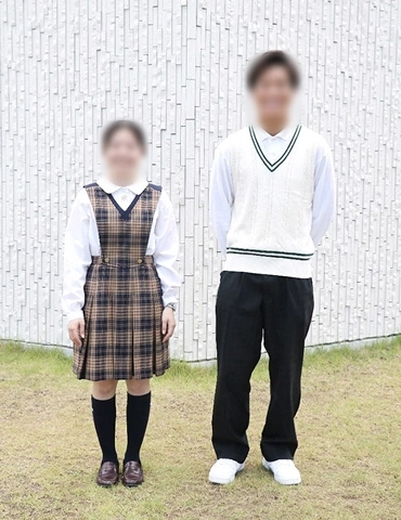 秀岳館高校の合服。チェック柄ジャンパースカートと白のニットベスト