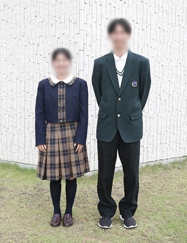 秀岳館高校の冬服。女子は紺ジャケットとチェック柄スカート、男子はグリーンのブレザー