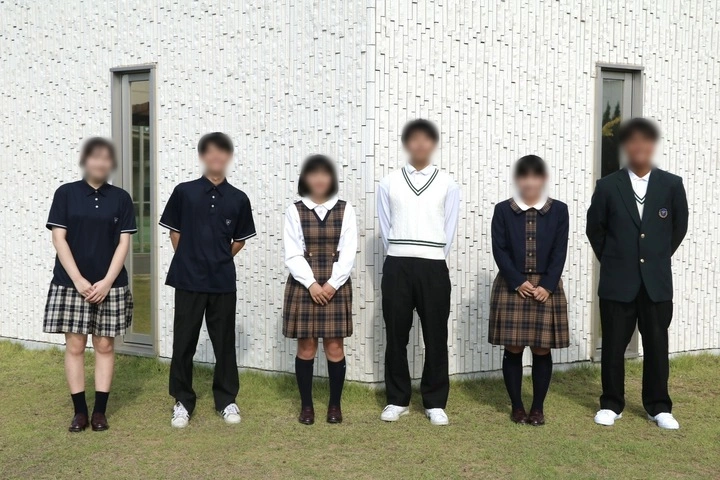 秀岳館高校の制服一覧。夏服・合服・冬服の男女スタイルを並べた集合写真