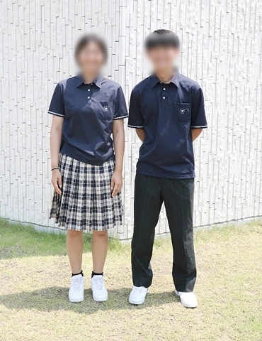 秀岳館高校の夏服。紺のポロシャツにチェック柄スカートとスラックス