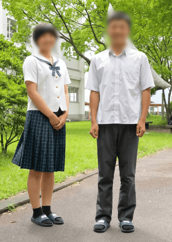 三重県立津商業高等学校の夏服。女子は白のセーラーブラウスにチェックスカート、男子は白のオーバーシャツにグレースラックス