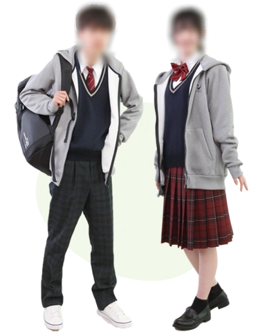 山口中村学園高等学校（旧・中村女子高等学校）の制服 カジュアルスタイル｜グレーのパーカーにネイビーベスト・ネクタイ・チェックスカート
