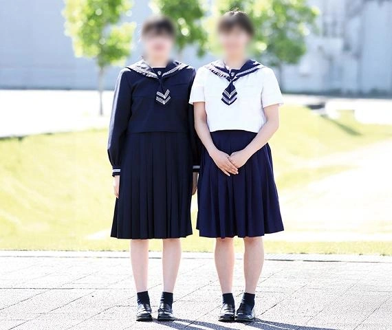 八代白百合学園高等学校の制服。白3本ラインが特徴の紺の冬服セーラー服と、白と紺の夏服セーラー服