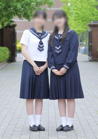 仙台白百合学園中学・高等学校の制服。白い3本ラインが入った夏服(白セーラー服)と冬服(紺セーラー服)